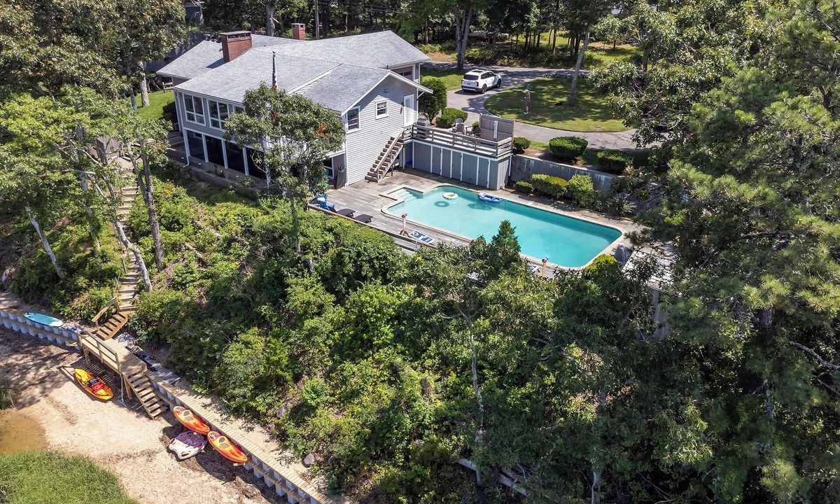 Cotuit House | waterfront-pool-large groups and families-kayaks & bikes-beach pass