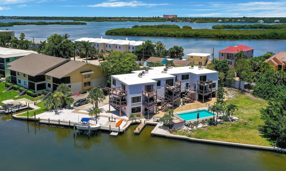 Siesta Key Condo | Waterfront/Pool mins to Siesta Key Beach- bikes/kayaks/SUPs incl-paddle to beach