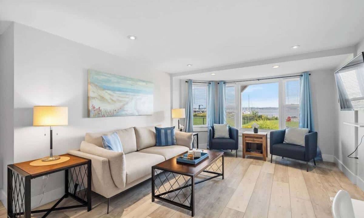 Queens Square Condo | Waterfront Posh King Studio Suite Downtown Ch'town