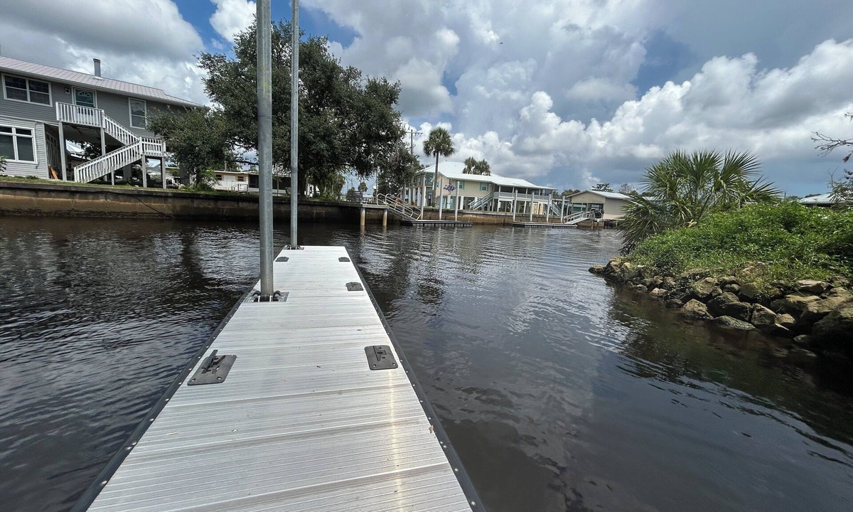 Suwannee House | Waterfront, Private dock for 4 boats, Sleeps 13+, Fire Pit, Movie Projector.