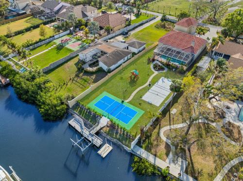 Tampa House | Waterfront Private Pool Pickleball Court Game Room