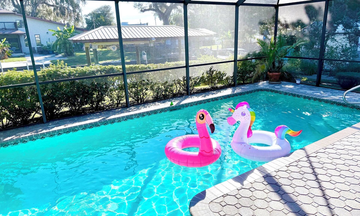 Crystal River House | Waterfront Retreat! Heated Pool, Kayaks, Fishing, Boat Lift, Dogs, Autism Aware