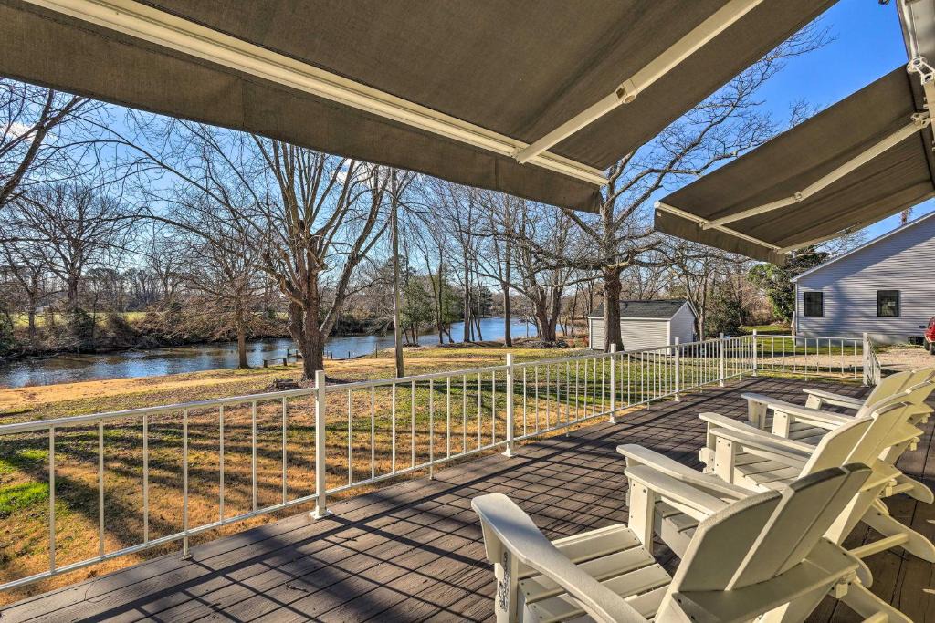 Cambridge House | Waterfront Retreat < 4 Mi to Dtwn Cambridge!