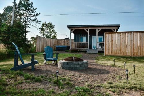 Sainte-Anne-de-Kent Apartment | Waterfront Seacan Retreat with Hot Tub