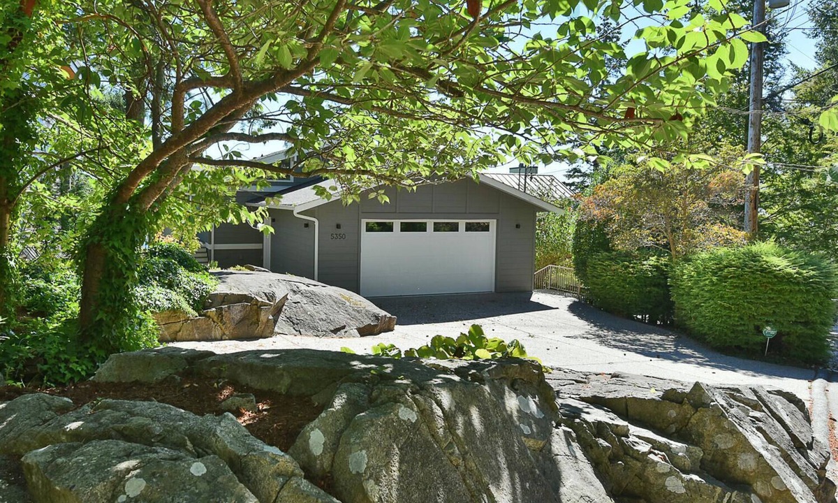 Halfmoon Bay House | Waterfront Serenity on the Sunshine Coast BC* *90 day min rent due to BC Law