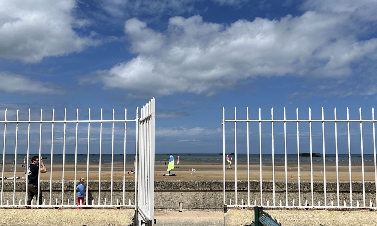 Asnelles Apartment | Waterfront Studio at Gold Beach, Sea View, Private Parking