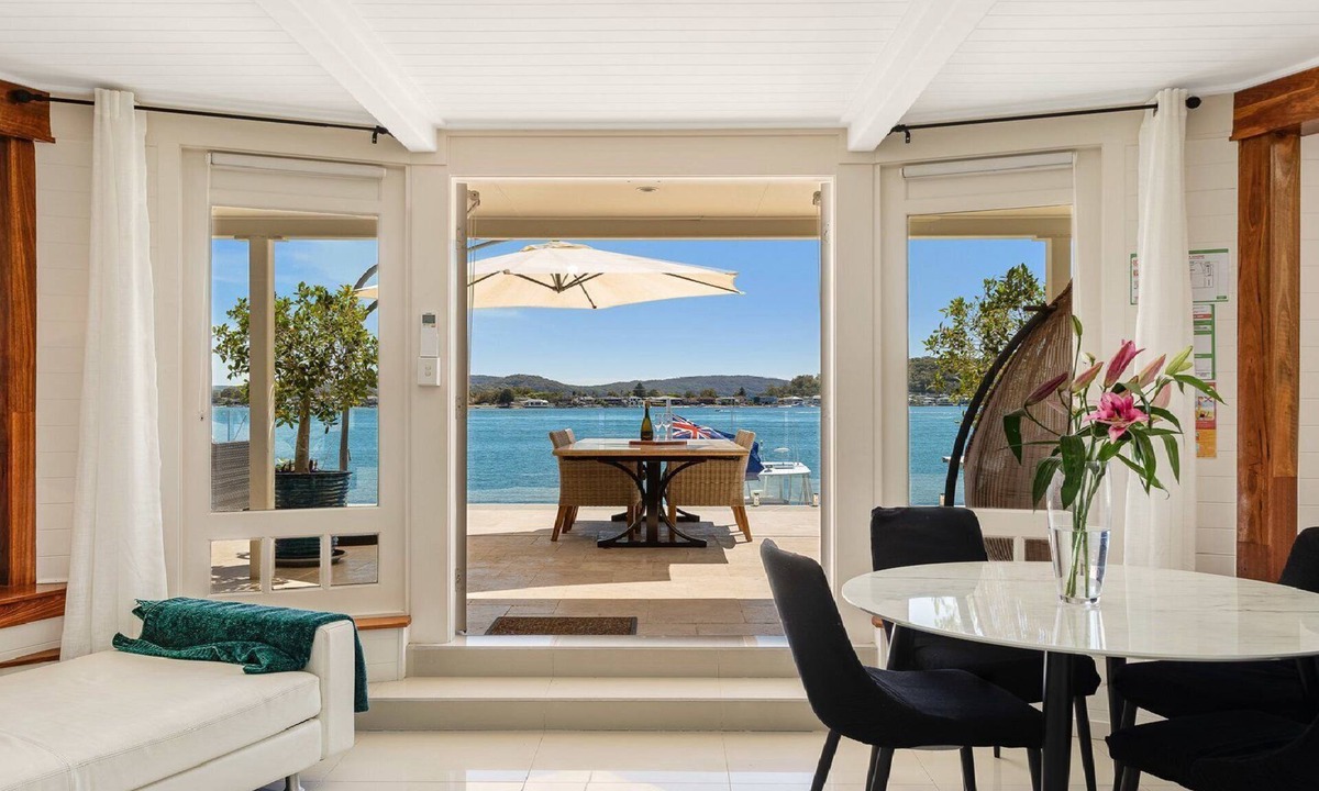 Blackwall Apartment | Waterfront Studio by HolidayCo.