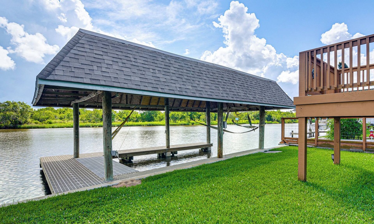 Dickinson Apartment | Waterfront Studio w/ Dock, 8 Mi to Kemah Boardwalk