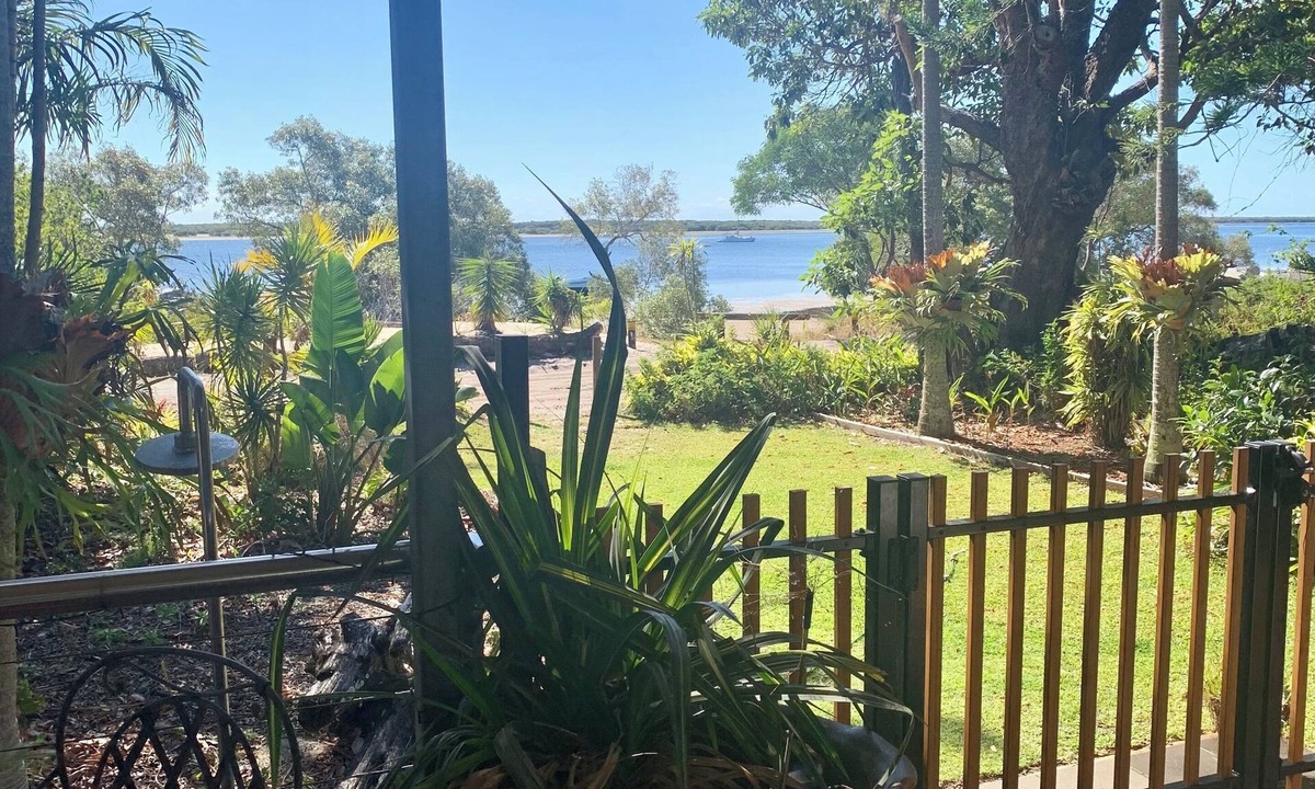 Brisbane Waterfront House | Waterfront Stunning Waterfront Beach House