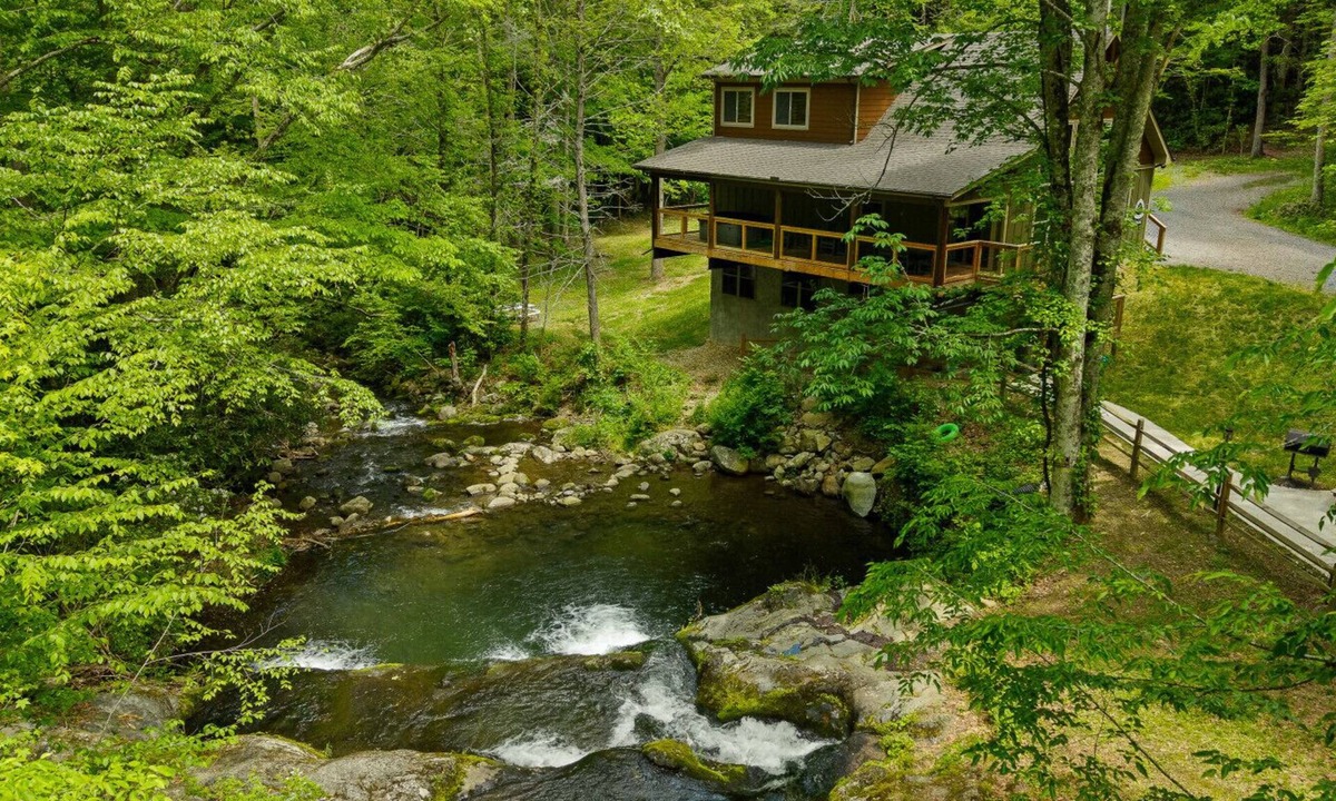 Rocky Grove House | Waterfront Swimming Hole & Fishing |Games &Hot tub