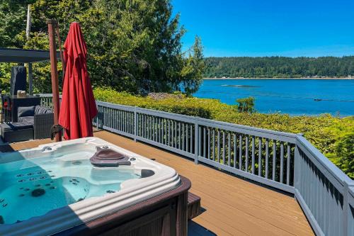 Union House | Waterfront Union Getaway w/Ocean & Mtn Views