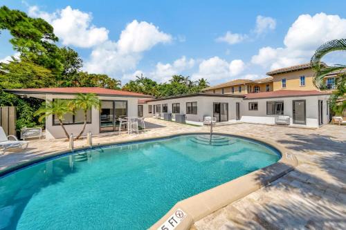 Coral Ridge Apartment | Waterfront Unit #1 20 Min Walk to Beach and Shops