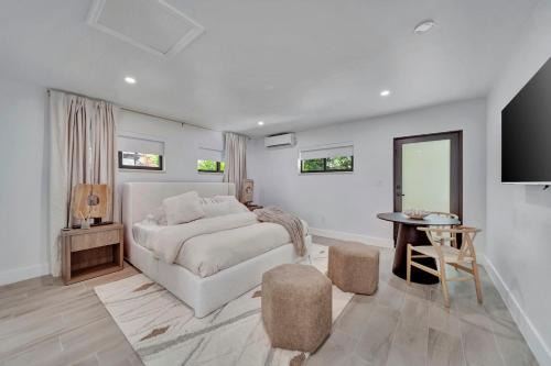 Coral Ridge Apartment | Waterfront Unit #5 20 Min Walk to Beach and Shops