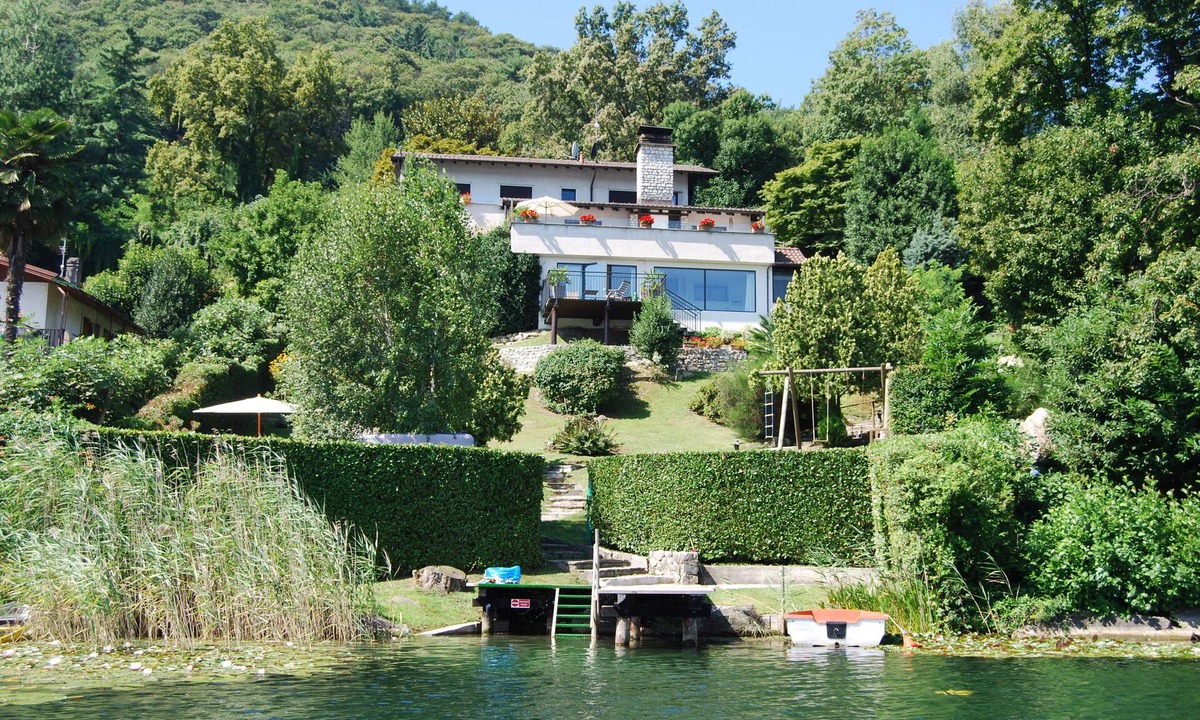 Comabbio Villa | Waterfront Villa with private dock at Lago di Monate