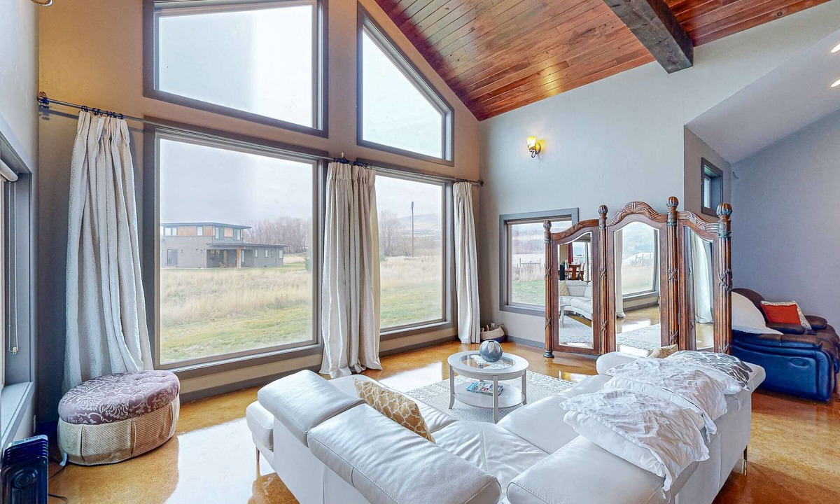Dallesport House | Waterfront vineyard estate with private pool and incredible Gorge views