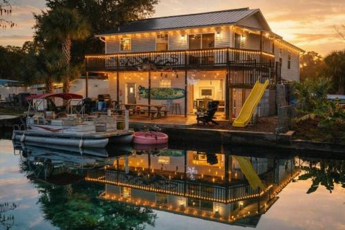 Weeki Wachee Gardens House | Waterfront Weeki Wachee Home w/Dock & Game Room!