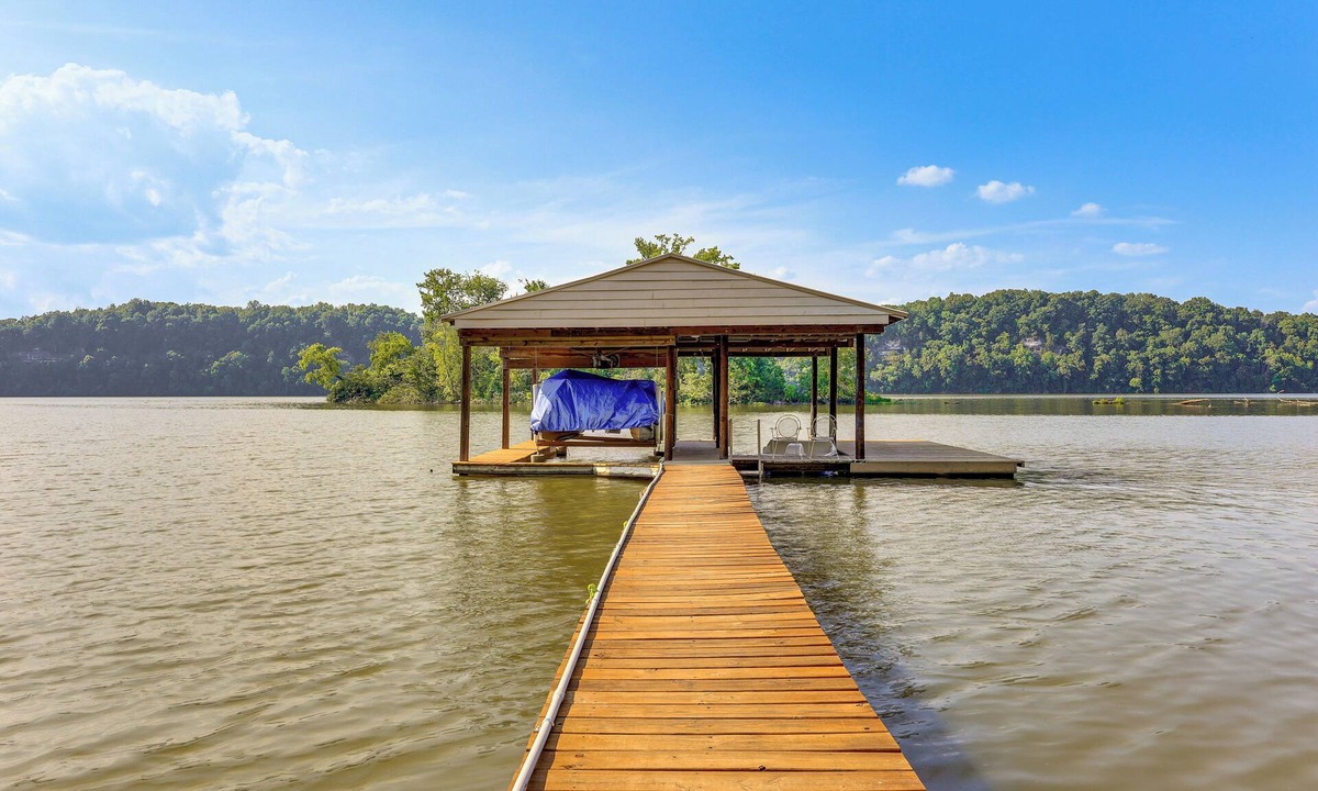 Athens House | Waterfront Wheeler Lake Home w/ Furnished Deck