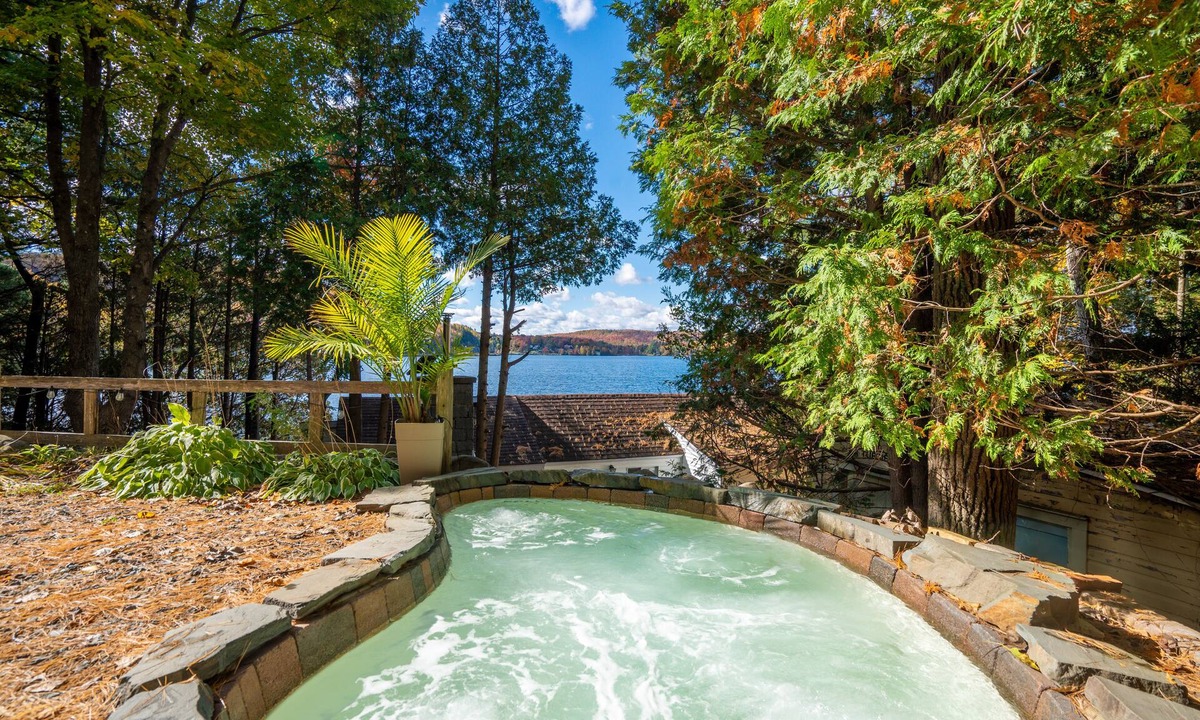 Austin Ski Chalet | Waterfront with amazing terrasse on Orford lake with inground salt spa and sauna