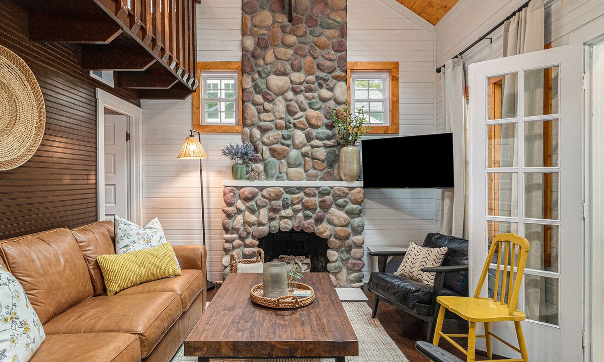 Grass Lake Cottage | Waterloo Cottage - Beautiful Lakefront Cottage at Clear Lake Near Chelsea, MI.