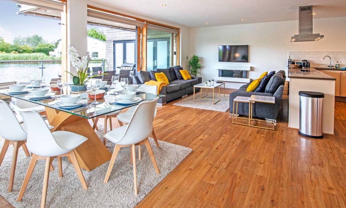 South Cerney House | Waters Edge 04, Waterside Lodge (P) - Lakeside Luxury House, Hot Tub, Sleeps 8