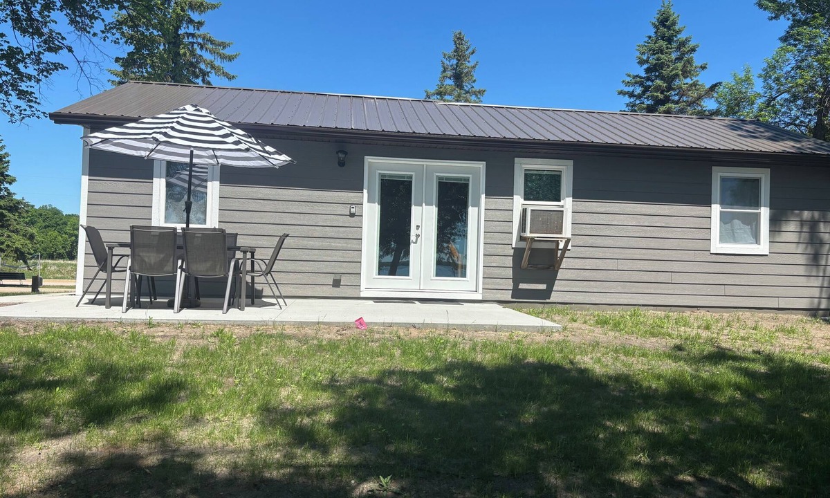 Dent Cabin | Waters Edge Cabin on Big McDonald Lake-Pickleball-Bike path-swimming-fishing