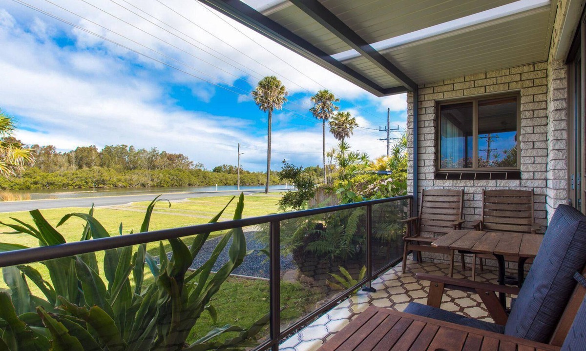 Tuncurry House | Waterside at Point Road three bedroom family home with Wi-Fi just across from the lake