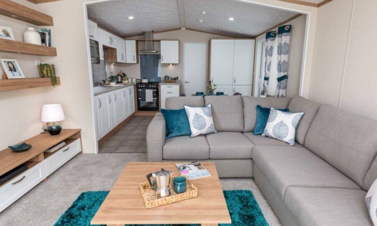 Great Billing Cottage | WATERSIDE HAVEN, family friendly in Billing Aquadrome Holiday Park