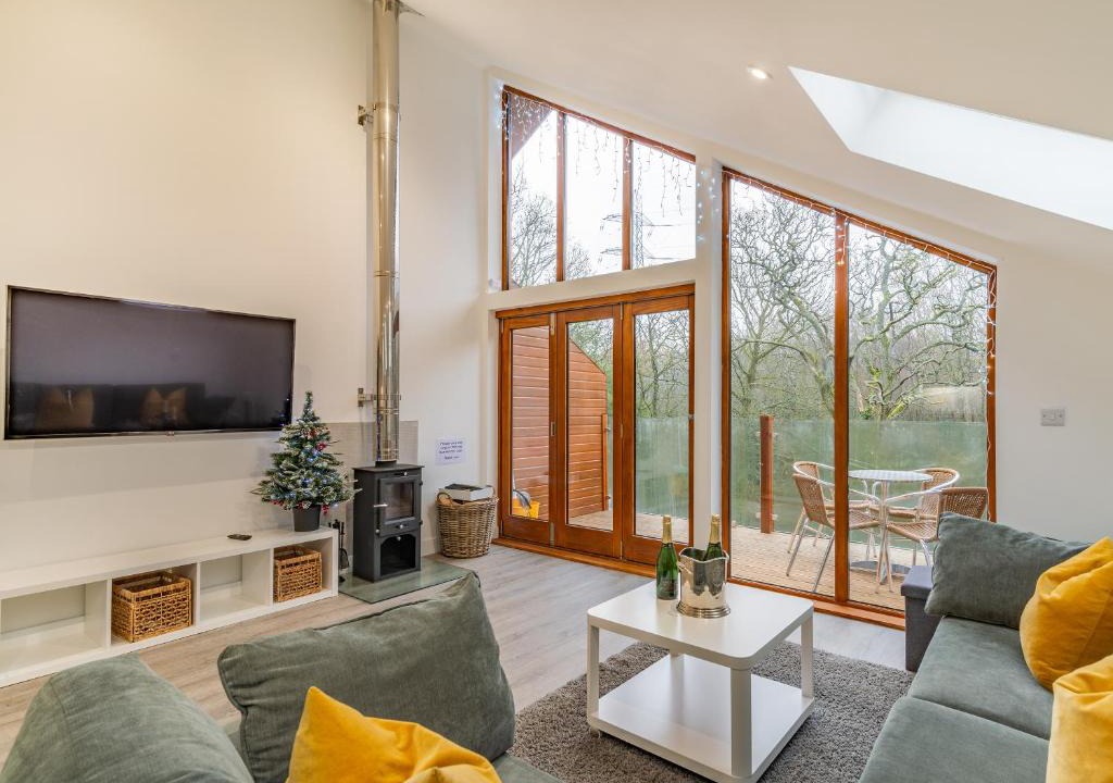 Rastrick House | Waterside Lodge