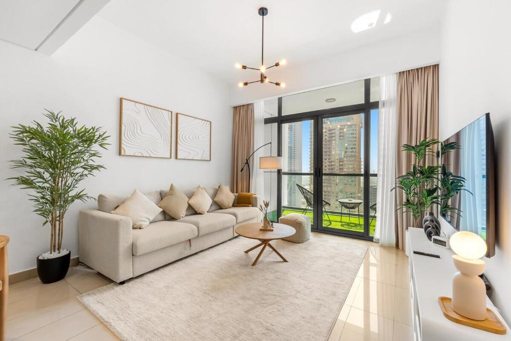 Jumeirah Lake Towers Apartment | Waves- Cozy 1BR Lakefront Stay in JLT