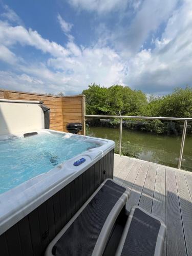 Winnard's Perch House | Waveside-Waterside with hot tubResort PoolGym