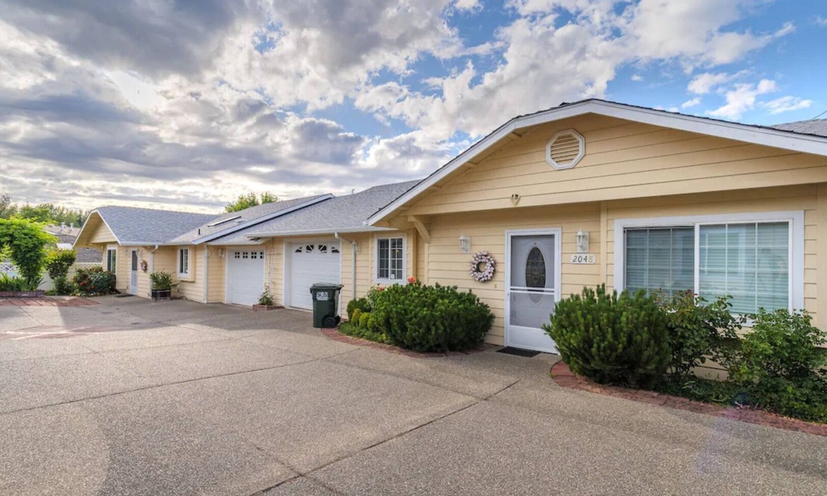 Grants Pass House | WE ARE A CHARMING DUPLEX/2 HOMES 4 BEDROOM 4 BATH/2 GARAGES +EV