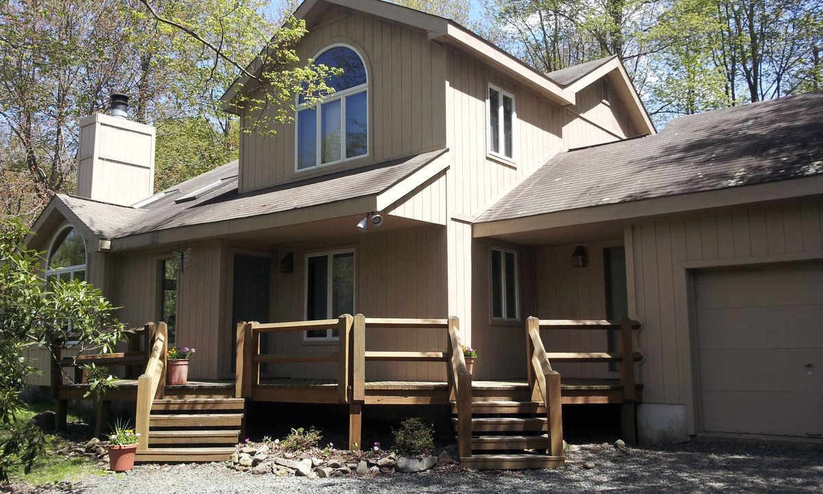 Pocono Pines House | WE HAVE TEMPORARY MEMBERSHIPS! HIKE! EXPLORE! SHOP! WINE TASTE! HUNT ANTIQUES!