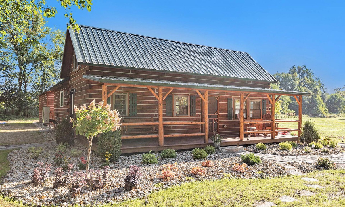 East Leroy Cabin | We Invite You To Hyde Away From It All.