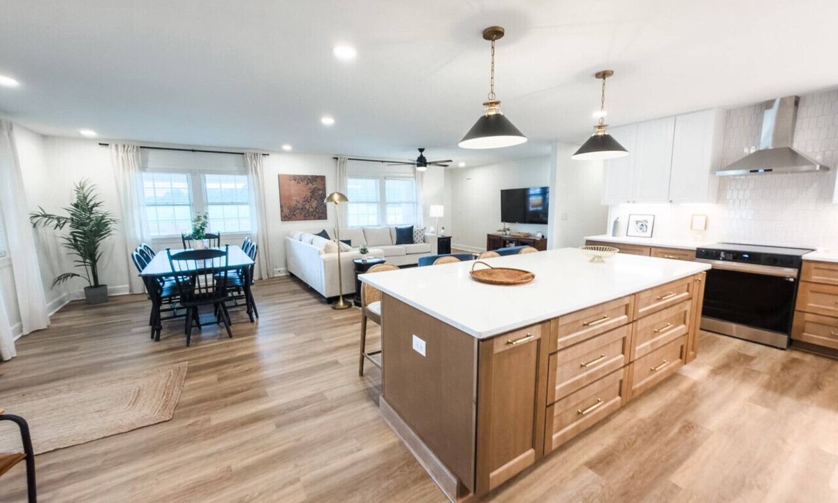 Clinton House | Wedding Weekend Home Base (sleeps 12)