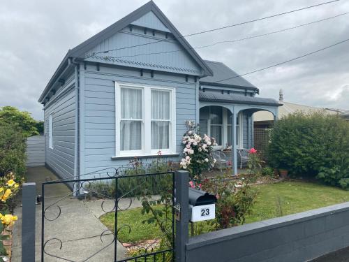 Timaru Villa | Wee Blue BnB- Central Cosy Villa