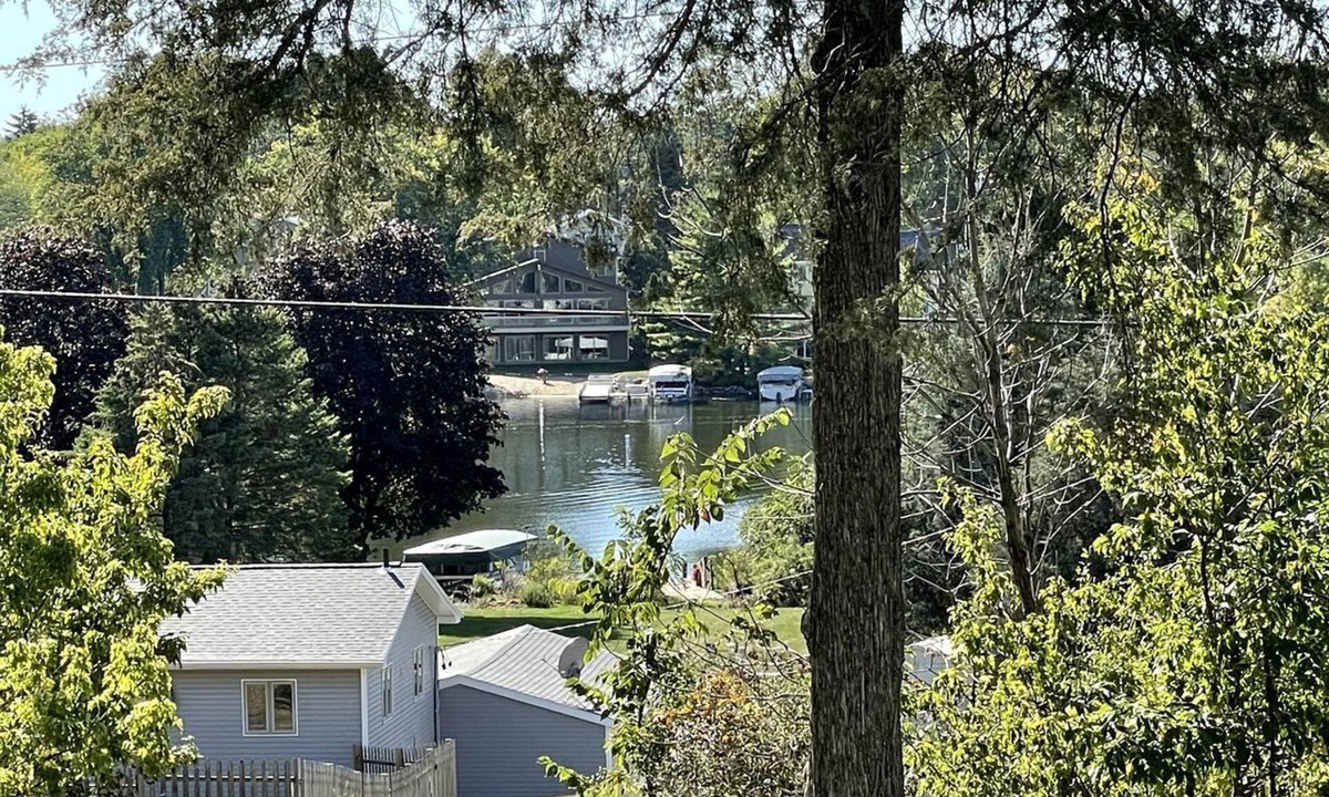 Elkhorn House | Weekend Getaway at a Bed and Breakfast by a Peaceful Lake near Milwaukee, Wisconsin