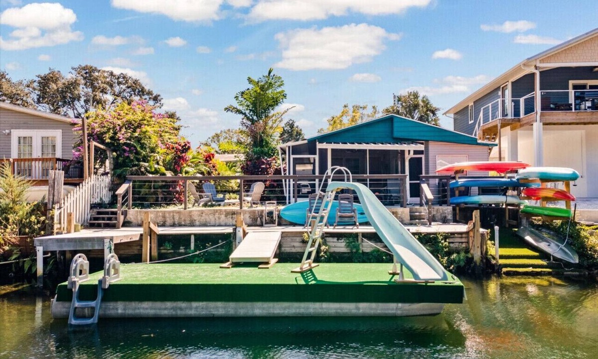 Weeki Wachee Gardens House | Weeki Wachee Canal Home Private Dock Kayaks AND River Adventure