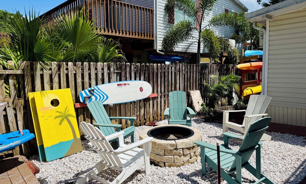 Weeki Wachee Gardens House | Weeki Wachee Crystal blue Springs river house with Kayaks