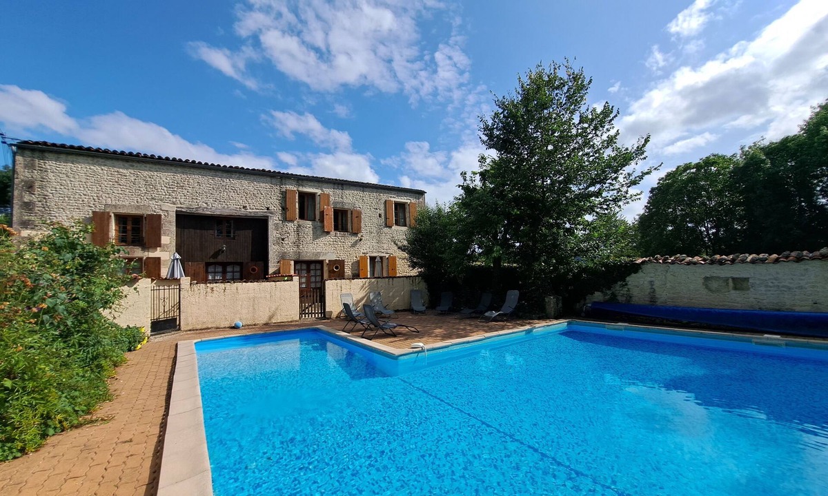 Saint-Pierre-de-Juillers Cottage | 🏡 Welcome to Cassiopee Cottage at Les Vallaies 🌞💦