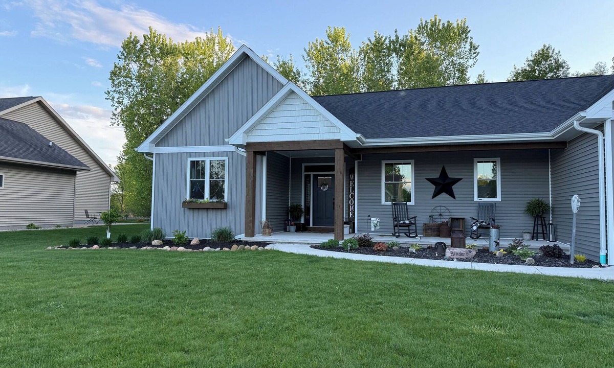 Butte Des Morts House | Welcome 2026 EAA travelers! Charming 3-bedroom house in Oshkosh with WiFi, AC