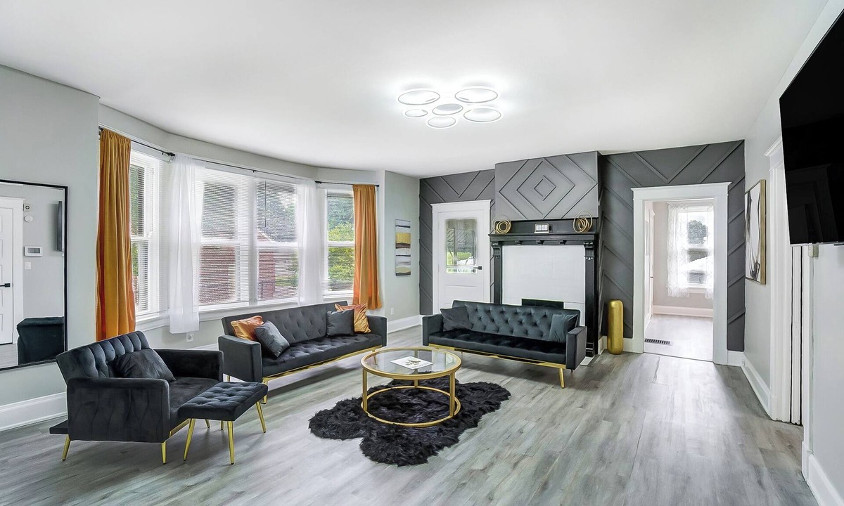 Roselawn Finance House | Welcome Home to this stylish entrainment home! Families, traveling professionals
