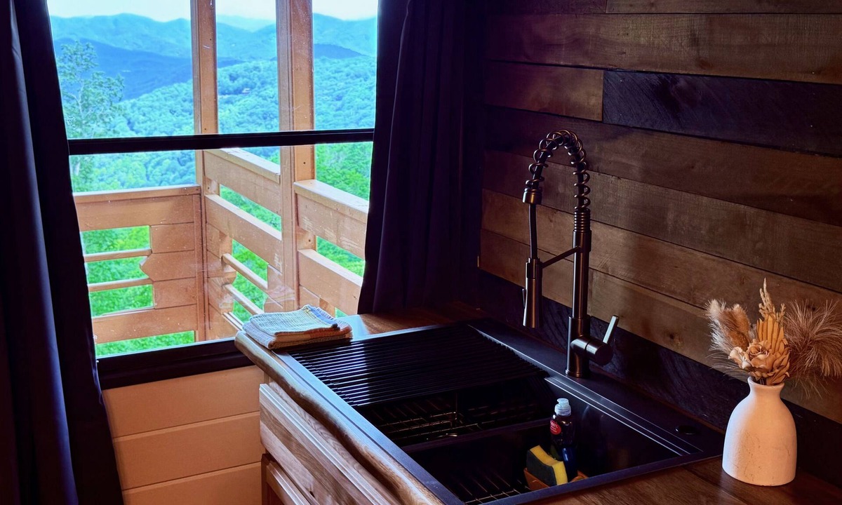 Laurel Ridge Cabin | Welcome to Black Mountain Stomping Ground's Falcon's Perch with Long-Range Views