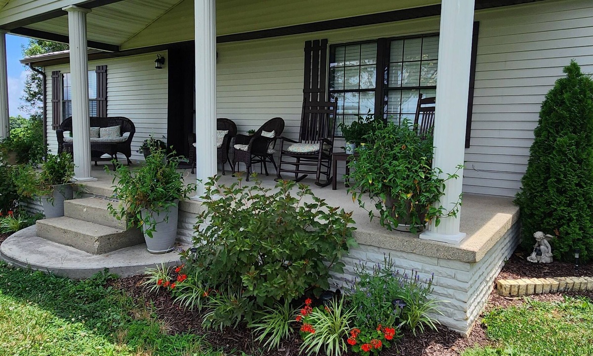 Corinth House | Welcome to our charming farmhouse retreat nestled in the Kentucky countryside.