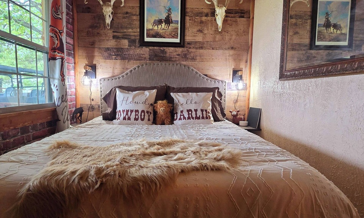Gainesville House | Welcome to the Bunkhouse! Western inspired container home close to Bull Shoals