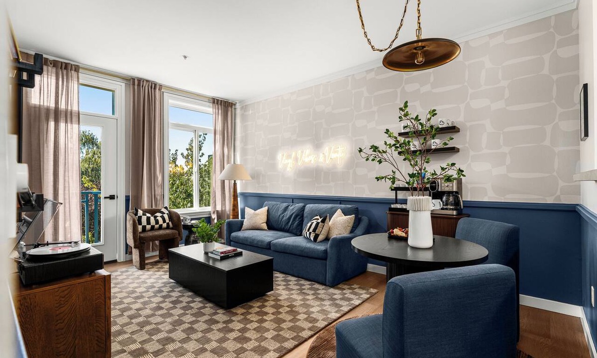Belltown Condo | Welcome to the Cloudline! Hot tub, pool, & sauna!