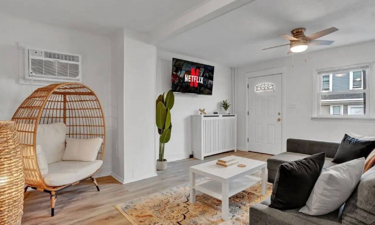 Downtown Historic District House | Welcome to this charming townhouse located in the heart of Easton, Pennsylvania!