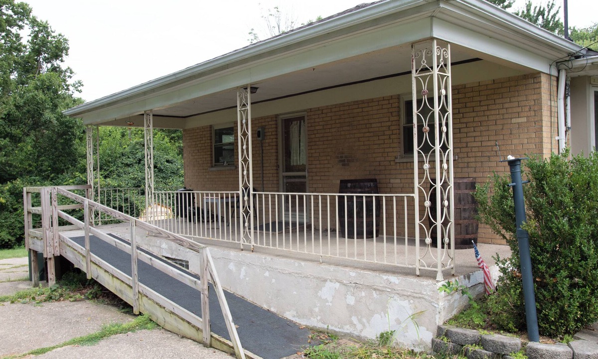 Roselawn Finance Bed & Breakfast | Welcoming cozy private bedroom and a shared bathroom with a large yard