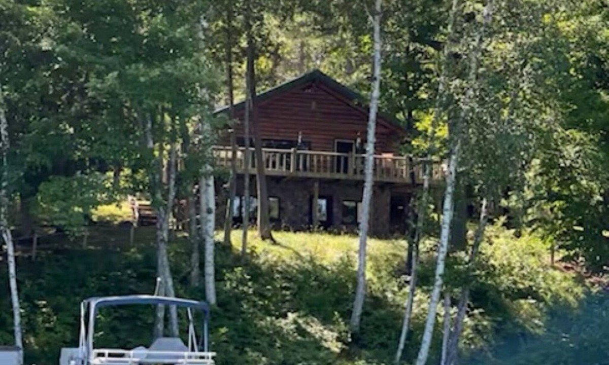 Drummond Cabin | Welcoming Log Cabin on Pristine Lake Owen Surrounded by National Forest