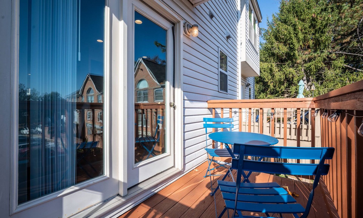 West Springfield House | Welcoming Spacious & Trendy Springfield VA Townhome