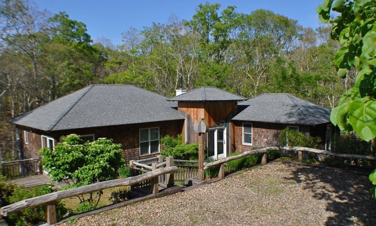 Tisbury House | Well-Appointed 3 bedrm 4 bathrm with AC and 50+ 5-star reviews!